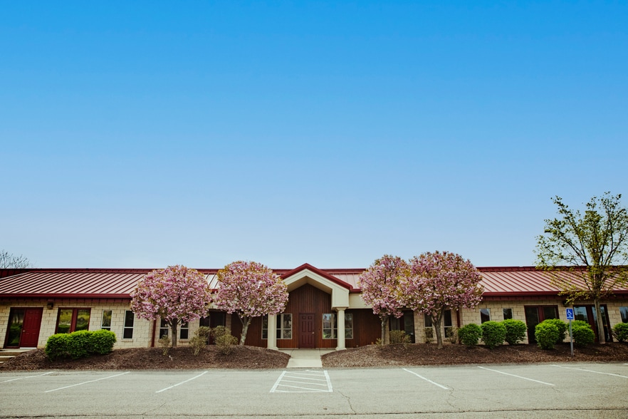 100 Emerson Ln, Bridgeville, PA à louer - Photo de l’immeuble – Image 2 sur 25