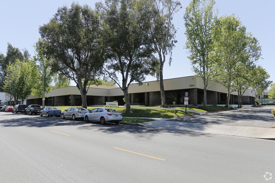 21155 Califa St, Woodland Hills, CA à vendre - Photo de l’immeuble – Image 2 sur 11