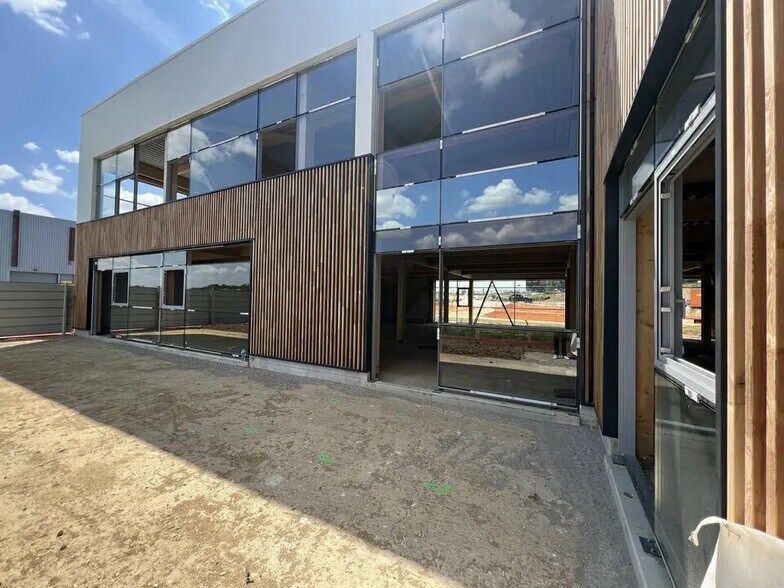 Local commercial dans Louvres à louer - Photo de l’immeuble – Image 1 sur 5