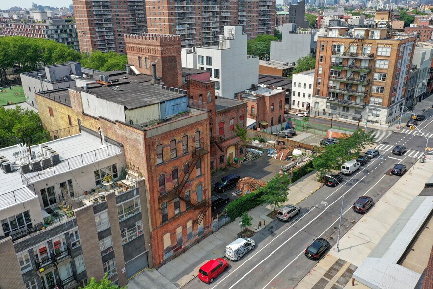 56 Meserole St, Brooklyn, NY à vendre - Photo de l’immeuble – Image 2 sur 5