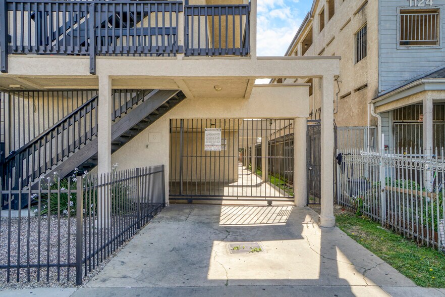 1126 Raymond Ave, Long Beach, CA à vendre - Photo de l’immeuble – Image 3 sur 22