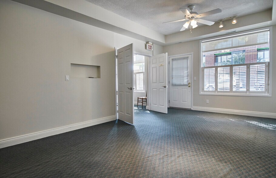 106 Colborne St E, Whitby, ON à louer - Photo de l’immeuble – Image 3 sur 25