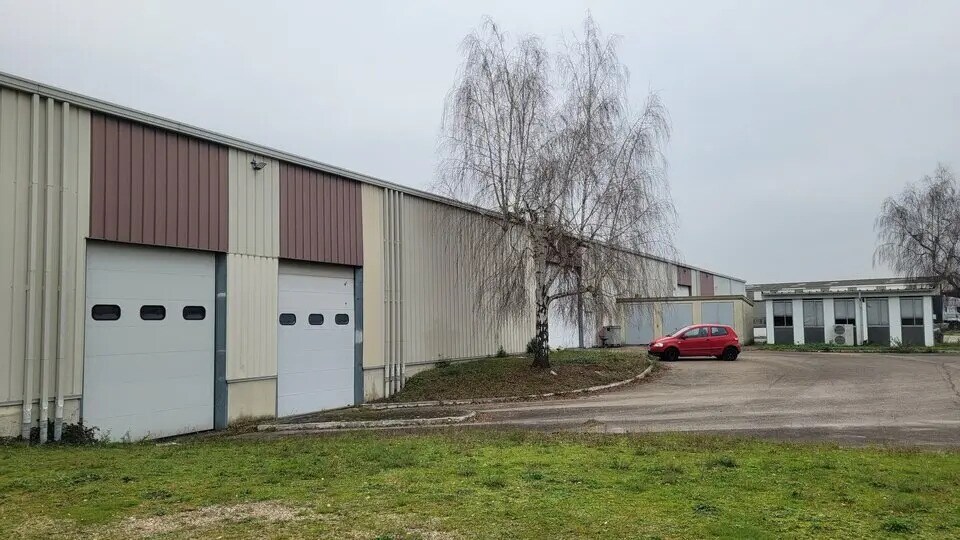 Local d’activités dans Oissel à louer - Photo de l’immeuble – Image 1 sur 11