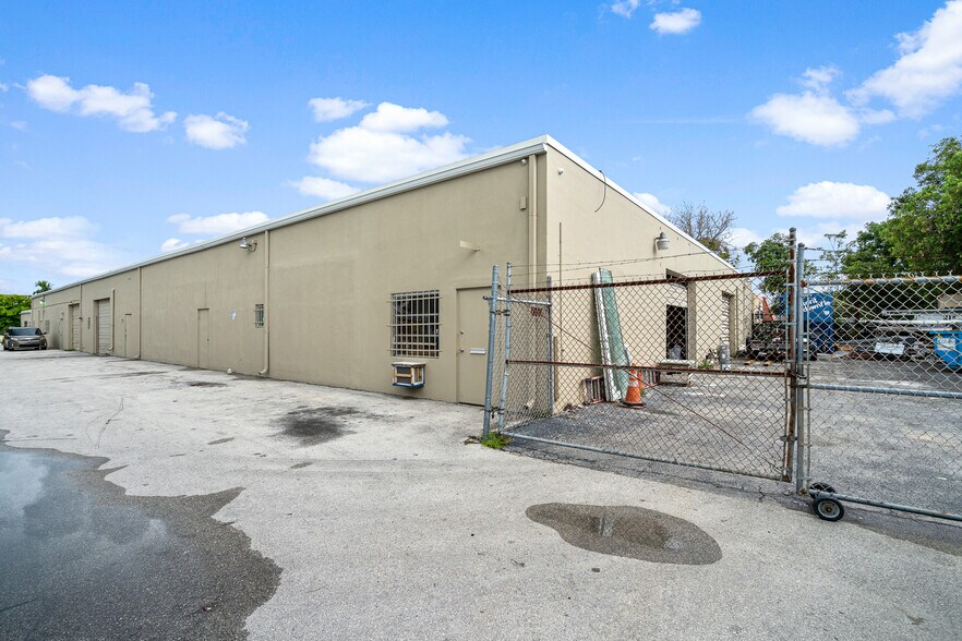 380 SW 12th Ave, Pompano Beach, FL à louer - Photo de l’immeuble – Image 2 sur 3