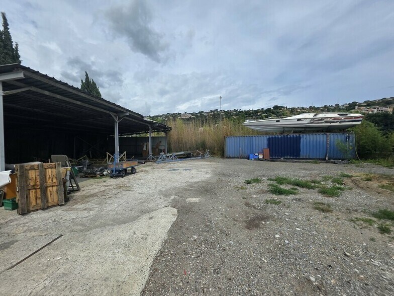 Industriel/Logistique dans Nice à louer - Photo de la construction – Image 1 sur 4