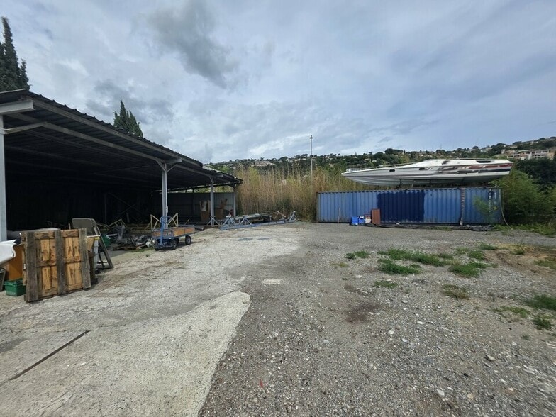 Industriel/Logistique dans Nice à louer - Photo de l’immeuble – Image 1 sur 4
