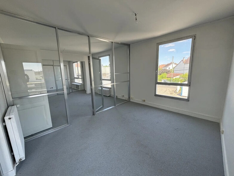 Bureau dans Houilles à louer - Photo de l’immeuble – Image 1 sur 9