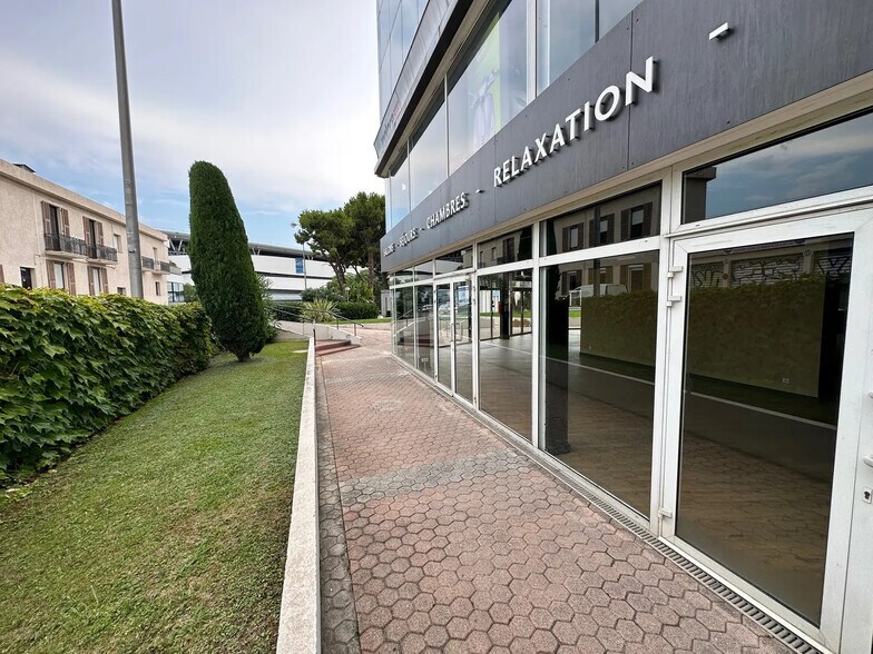 120 Avenue Eugène Donadei, Saint-Laurent-du-Var à louer - Photo de l’immeuble – Image 2 sur 7