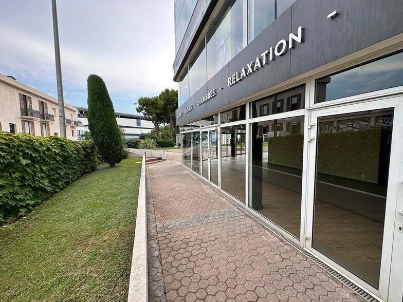 120 Avenue Eugène Donadei, Saint-Laurent-du-Var à louer - Photo de l’immeuble – Image 2 sur 7