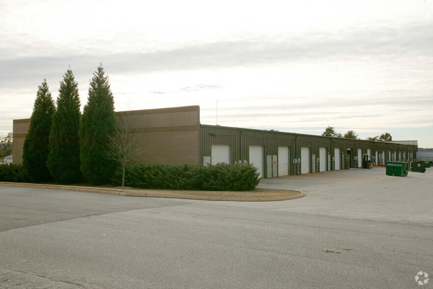 1120 W Butler Rd, Greenville, SC à louer - Photo de l’immeuble – Image 2 sur 14