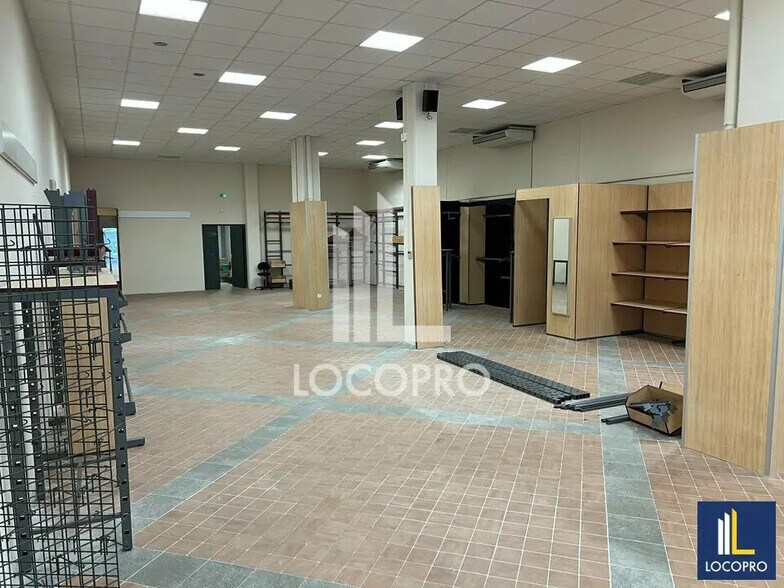 Local commercial dans Le Tholonet à louer - Photo de l’immeuble – Image 1 sur 6