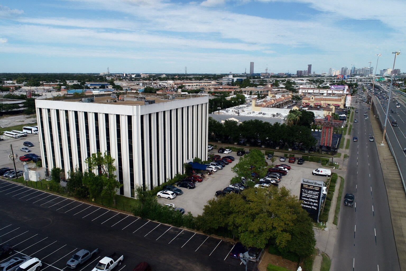 6776 Southwest Fwy, Houston, TX à vendre Photo de l’immeuble– Image 1 sur 8