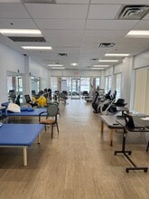 8975 W Golf Rd, Niles, IL à louer Photo intérieure– Image 2 sur 5