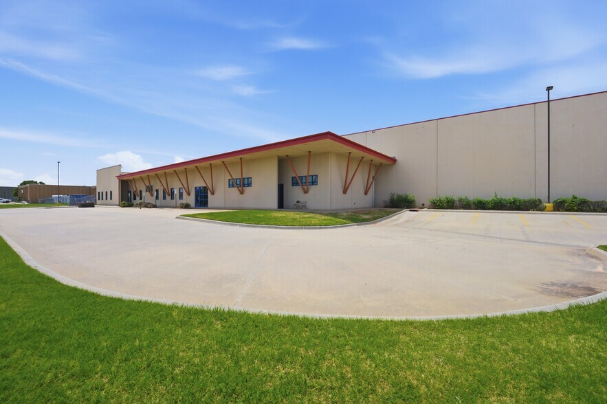 3225 Melcat Dr, Oklahoma City, OK à vendre - Photo de l’immeuble – Image 2 sur 12