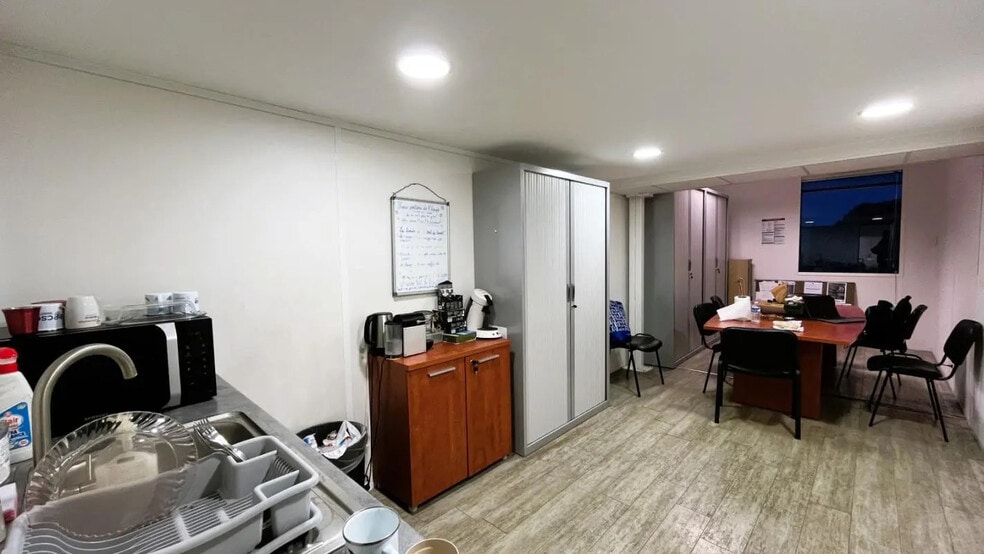 Local d’activités dans à louer - Photo intérieure – Image 3 sur 9