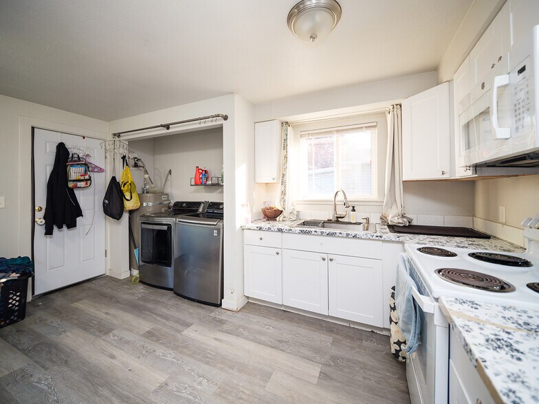 521 Walnut St, Independence, OR à vendre - Photo de l’immeuble – Image 3 sur 10