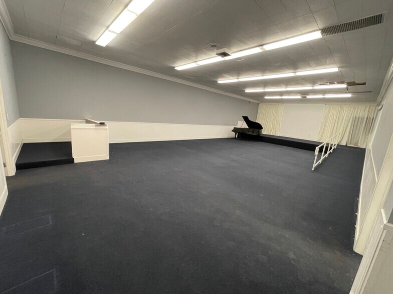 18515 Sherman Way, Reseda, CA à vendre - Photo de l’immeuble – Image 2 sur 19