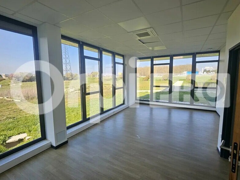 Bureau dans Tinqueux à louer - Photo de l’immeuble – Image 1 sur 4