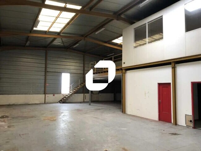 Plus de détails pour 57 Avenue De La République, Vénissieux - Bureau, Local d'activités à louer