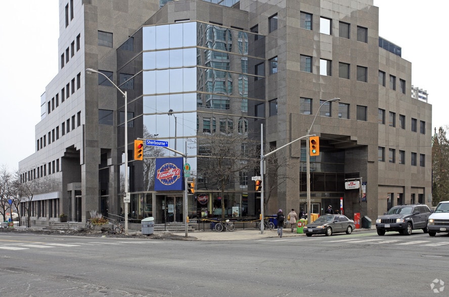 425 Bloor St E, Toronto, ON à louer - Hall d’entrée – Image 3 sur 5