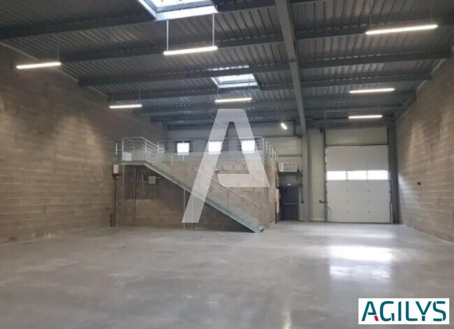 Plus de détails pour Local d'activités à louer