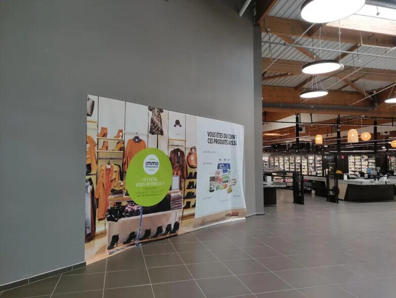 Local commercial dans Saint-Quay-Perros à louer - Photo intérieure – Image 2 sur 3