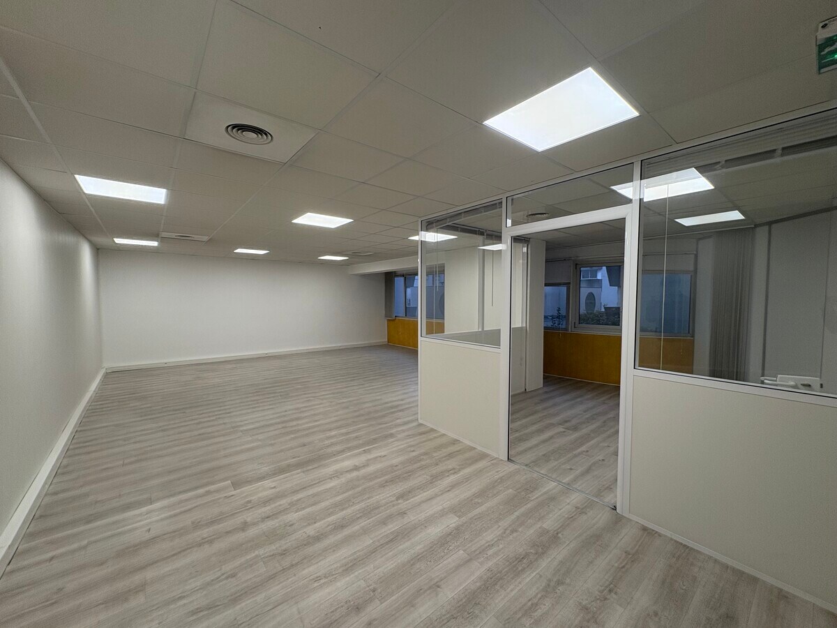 74 Rue Georges Bonnac, Bordeaux, GIR 33000 - Lot tour 3 - - Photo intérieure - Image 1 of 5