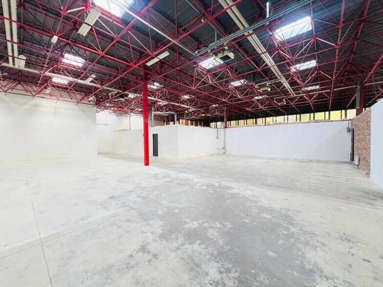 Local d’activités dans Montigny-le-Bretonneux à louer - Photo de l’immeuble – Image 1 sur 15