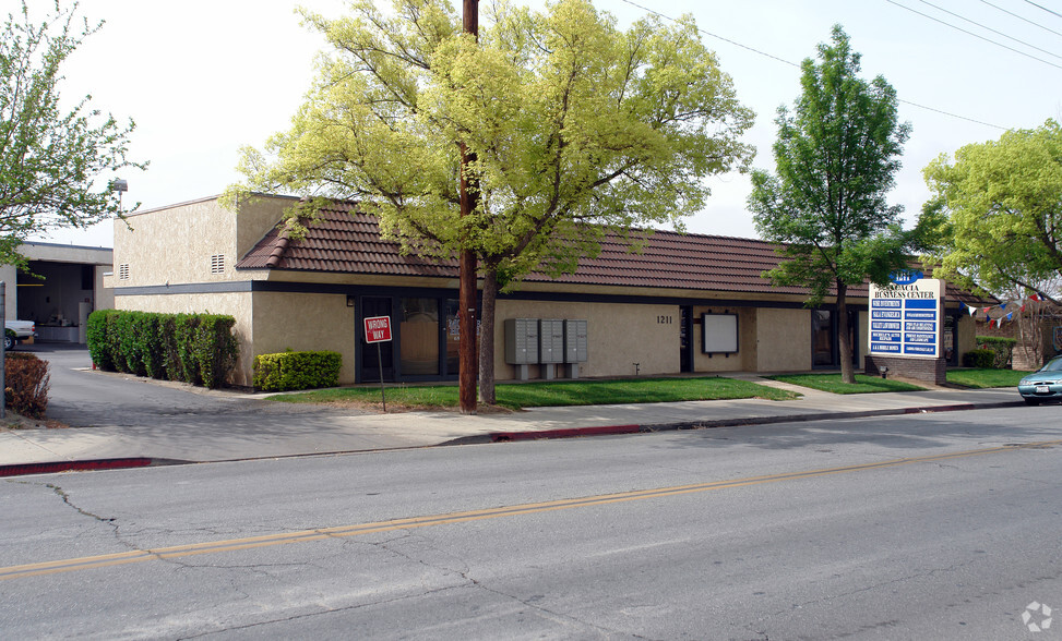 1211 W Acacia Ave, Hemet, CA à louer - Photo de l’immeuble – Image 2 sur 4