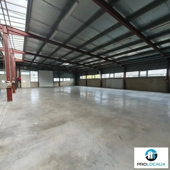 Local d'activités dans Fontaine à vendre - Photo intérieure – Image 2 sur 11