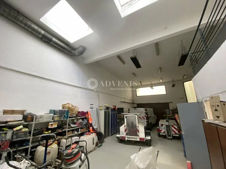 Local d’activités dans Voisins-le-Bretonneux à louer - Photo de l’immeuble – Image 1 sur 5
