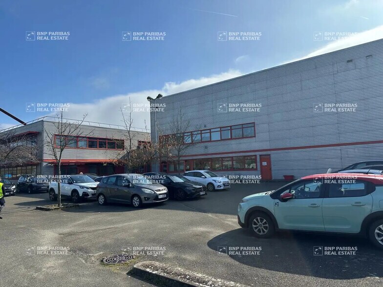 Local d’activités dans Maurepas à louer - Photo de l’immeuble – Image 2 sur 5