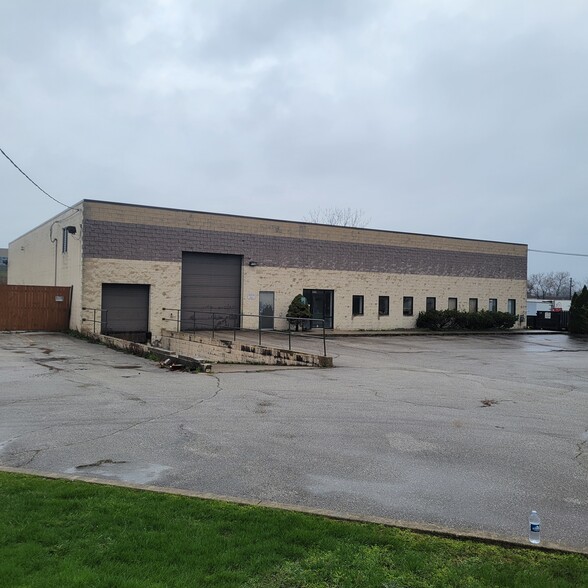 4878 Van Epps Rd, Brooklyn Heights, OH à louer - Photo de l’immeuble – Image 1 sur 2