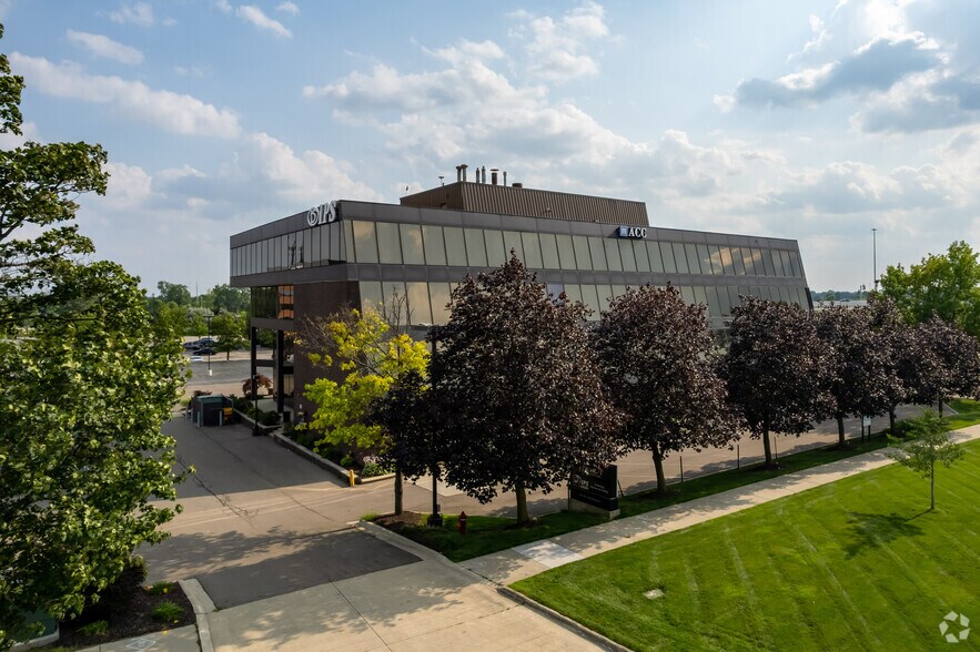 363 W Big Beaver Rd, Troy, MI à louer - Photo de l’immeuble – Image 2 sur 8
