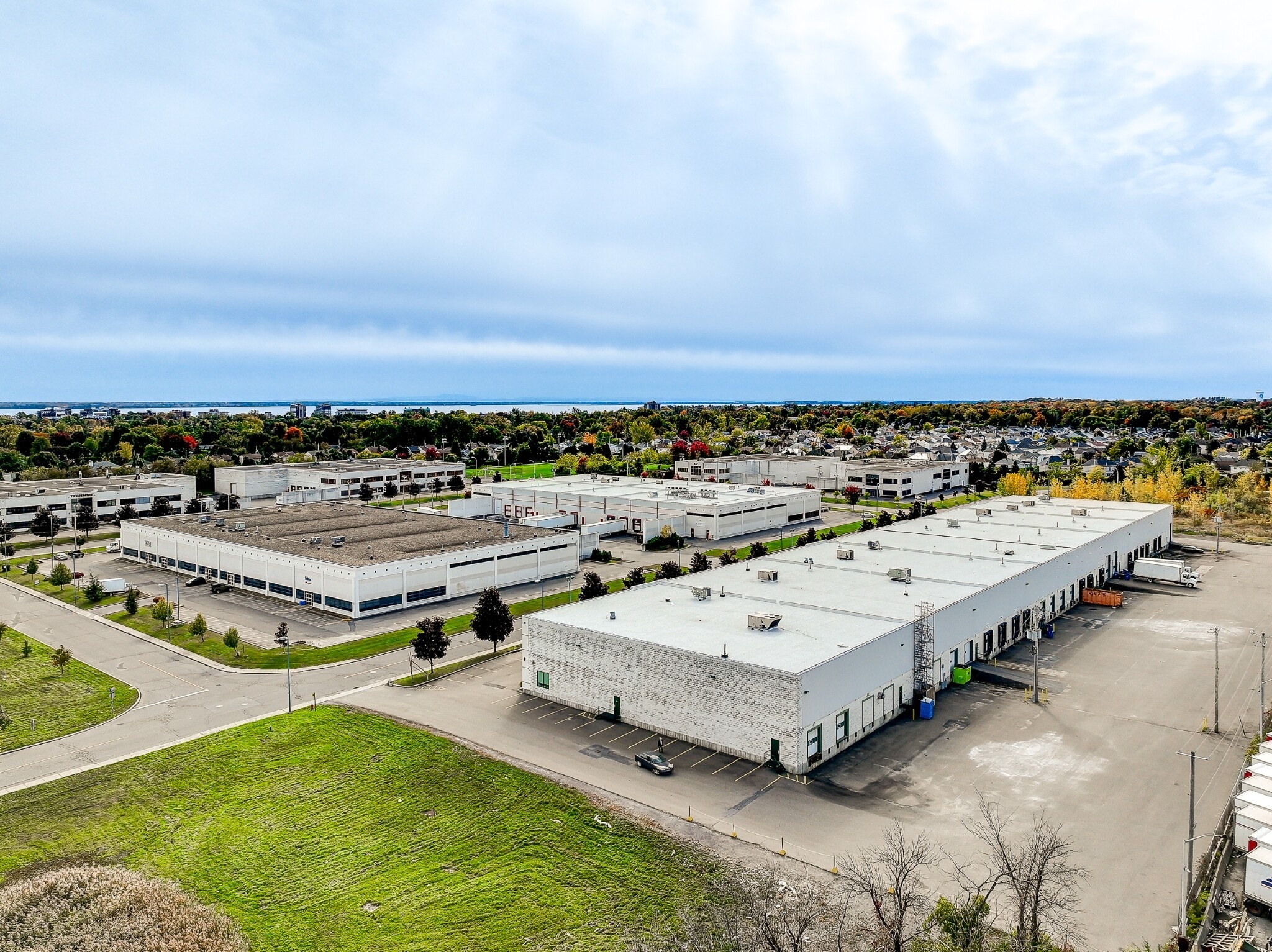 155-245 Av Avro, Pointe-claire, QC à louer Aérien– Image 1 sur 12