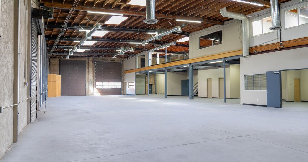 1900 E 7th Pl, Los Angeles, CA à louer - Photo de l’immeuble – Image 2 sur 14