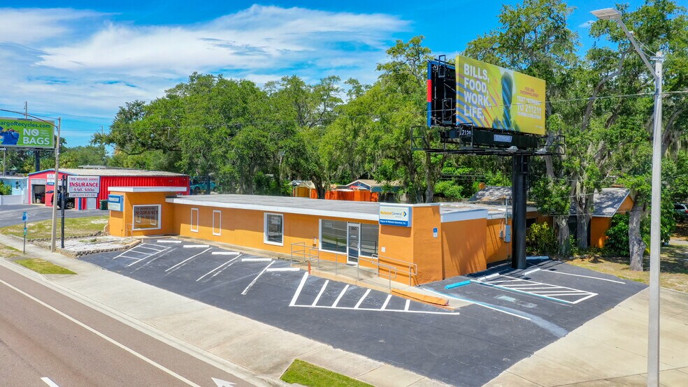 550 E Bay Dr, Largo, FL à louer - Photo de l’immeuble – Image 2 sur 49
