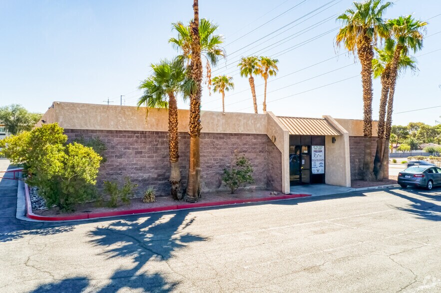 2470 E Flamingo Rd, Las Vegas, NV à louer - Photo de l’immeuble – Image 2 sur 19