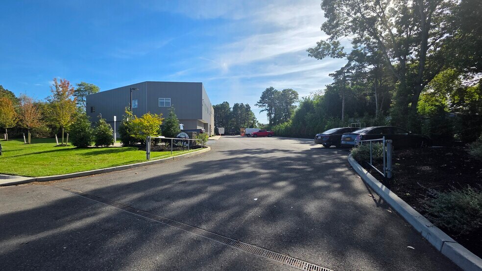 3702 Horseblock Rd, Medford, NY à vendre - Photo de l’immeuble – Image 2 sur 9