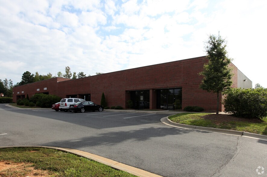 8810 Westgate Park Dr, Raleigh, NC à louer - Photo de l’immeuble – Image 2 sur 19