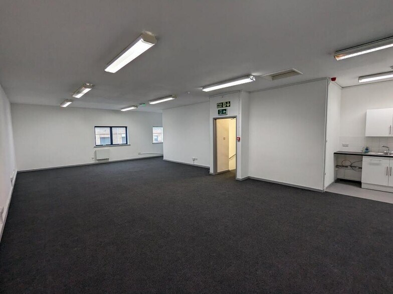 Boundary Rd, Woking à louer - Photo de l’immeuble – Image 3 sur 5