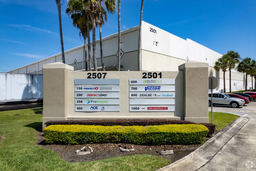 2501 Investors Row, Orlando, FL à louer - Photo de l’immeuble – Image 3 sur 9