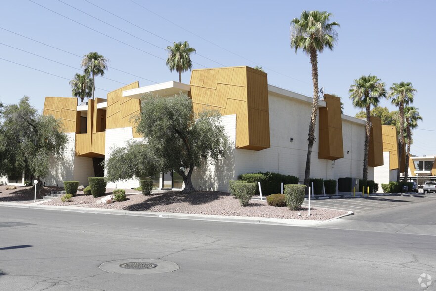 1700 E Desert Inn Rd, Las Vegas, NV à louer - Photo principale – Image 1 sur 48