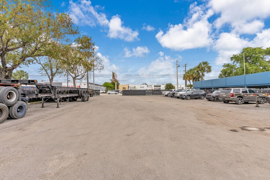 7240 NW 12th St, Miami, FL à louer - Photo de l’immeuble – Image 3 sur 21