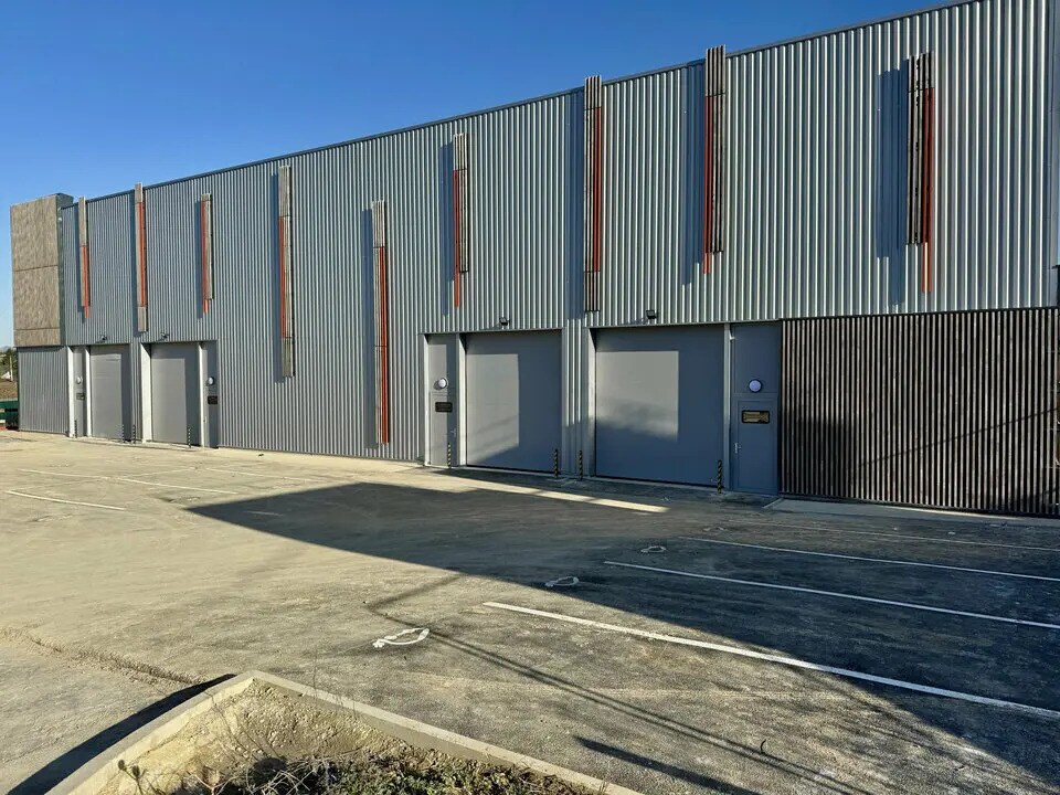 2 Avenue Du Noyer À La Malice, Louvres à louer Photo de l’immeuble– Image 1 sur 8