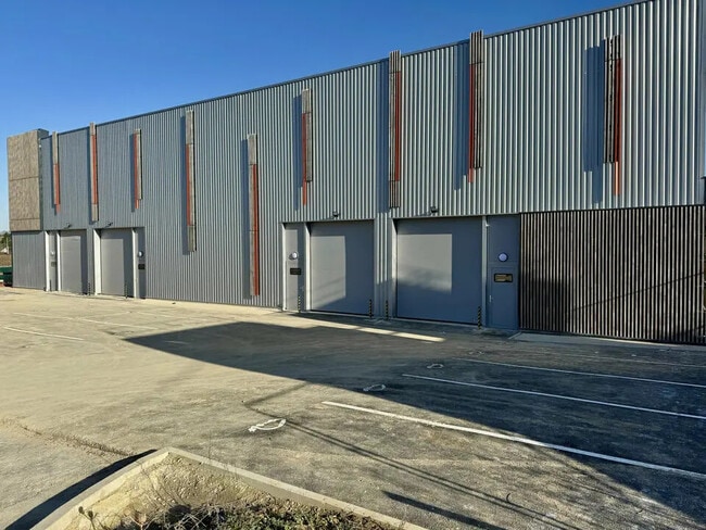 Plus de détails pour 2 Avenue Du Noyer À La Malice, Louvres - Bureau, Local d'activités à louer