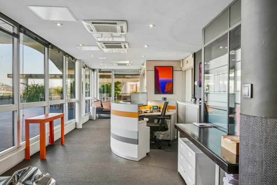 Bureau dans Lyon à vendre - Photo de l’immeuble – Image 2 sur 12