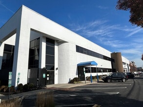 711 Stewart Ave, Garden City, NY à louer Photo de l’immeuble– Image 1 sur 1