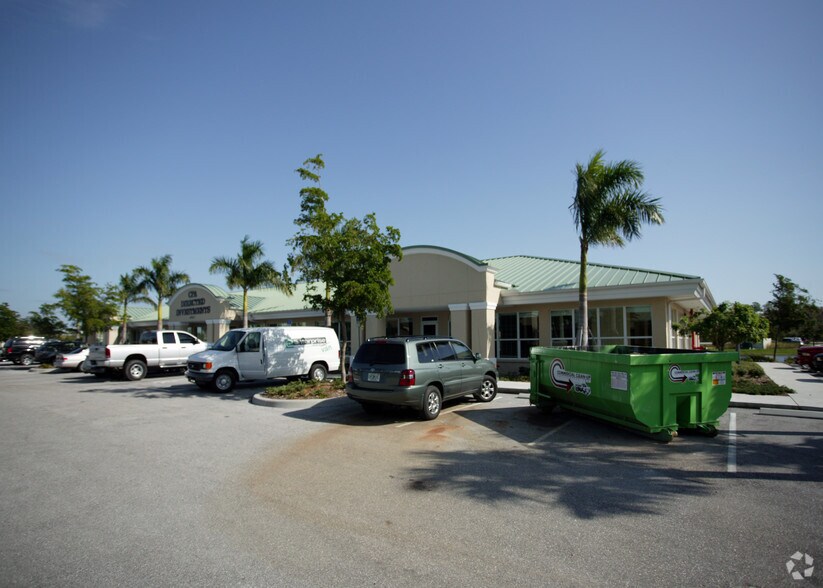 6821 Palisades Park Ct, Fort Myers, FL à louer - Photo de l’immeuble – Image 3 sur 9