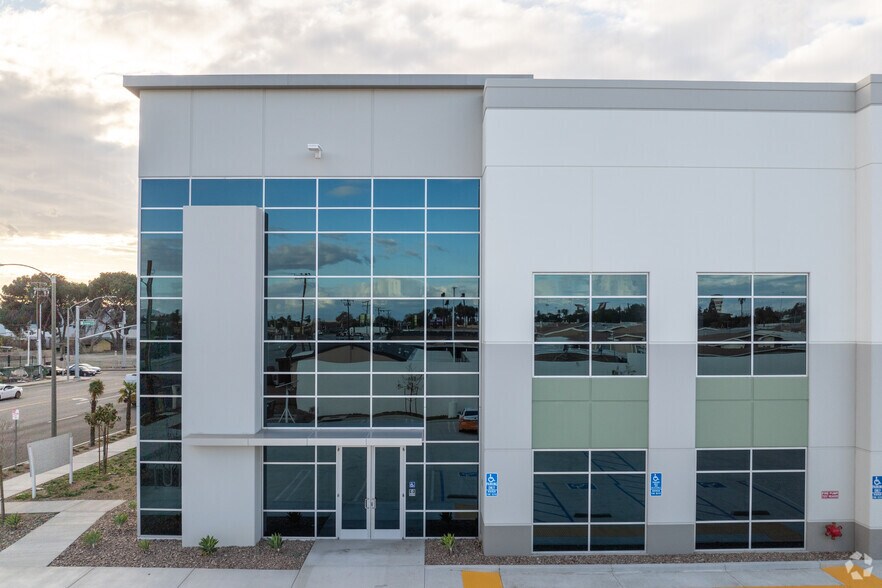 16726 Slover Ave, Fontana, CA à louer - Photo de l’immeuble – Image 2 sur 7